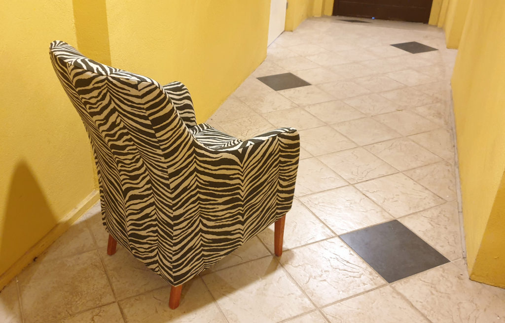 Sebramustriga kangas ja tugitool 2
