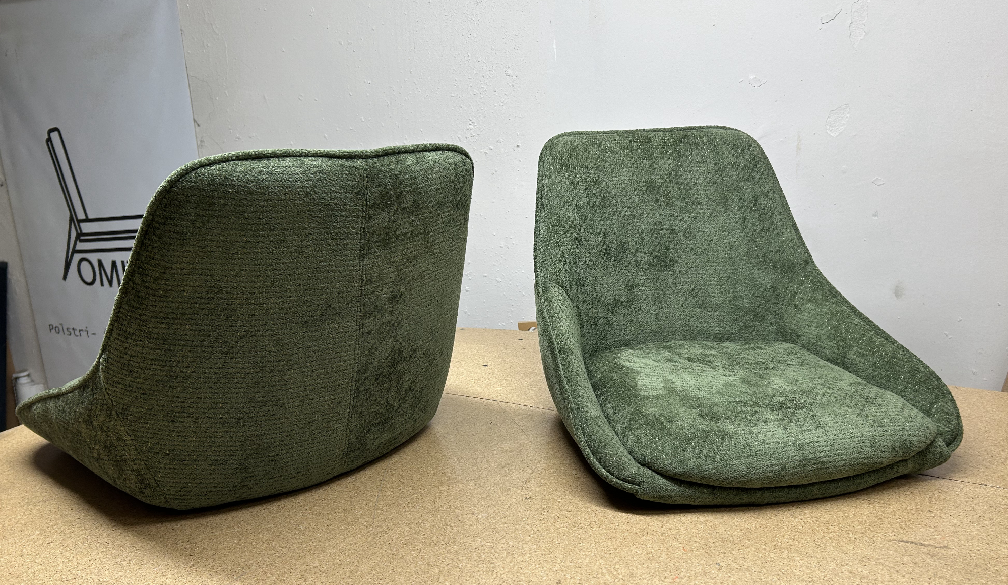 Baaripukkidel vahetasime halli pealiskanga uue pehme sameti vastu. Keeder üleval servas, nii nagu originaal katetel. Polster ehk poroloon jäi originaal. more
Th